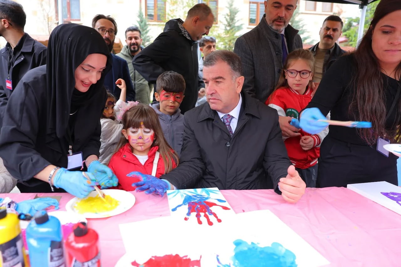 BAYBURTLU ÇOCUKLAR ŞENLİKTE DOYASIYA EĞLENDİ