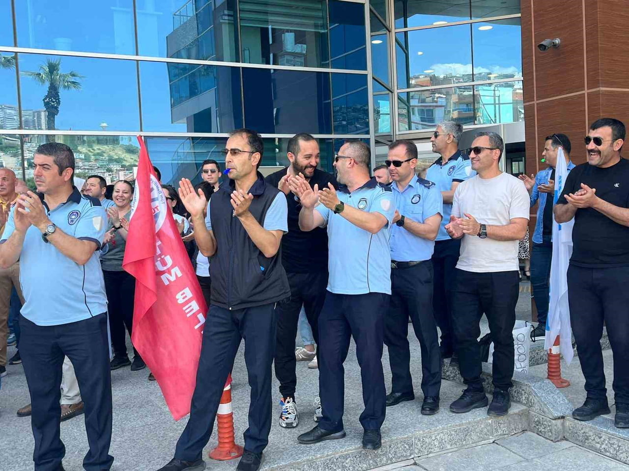 BAYRAKLI BELEDİYESİNDE, TOPLU İŞ SÖZLEŞMESİ'NDEN DOĞAN MALİ HAKLARININ YARI YARIYA DÜŞÜRÜLMEK...