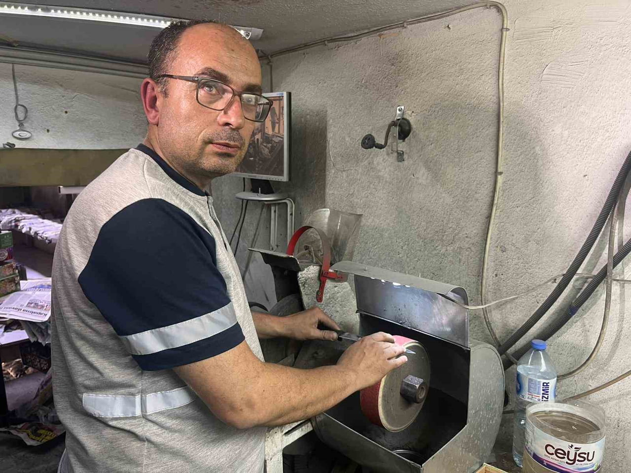 BAYRAKLI İLÇESİNDE YAŞAYAN VE GÖRME ENGELİ BULUNAN 42 YAŞINDAKİ ZEKERİYA YÜCE, YAKLAŞAN KURBAN...