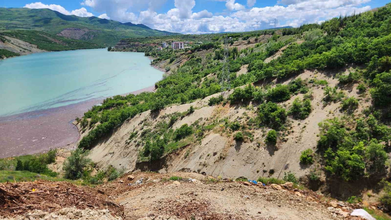 BAYRAKTEPE MEVKİİNDEKİ SU ARITMA TESİSİ YANINDAKİ ÇÖPLÜK