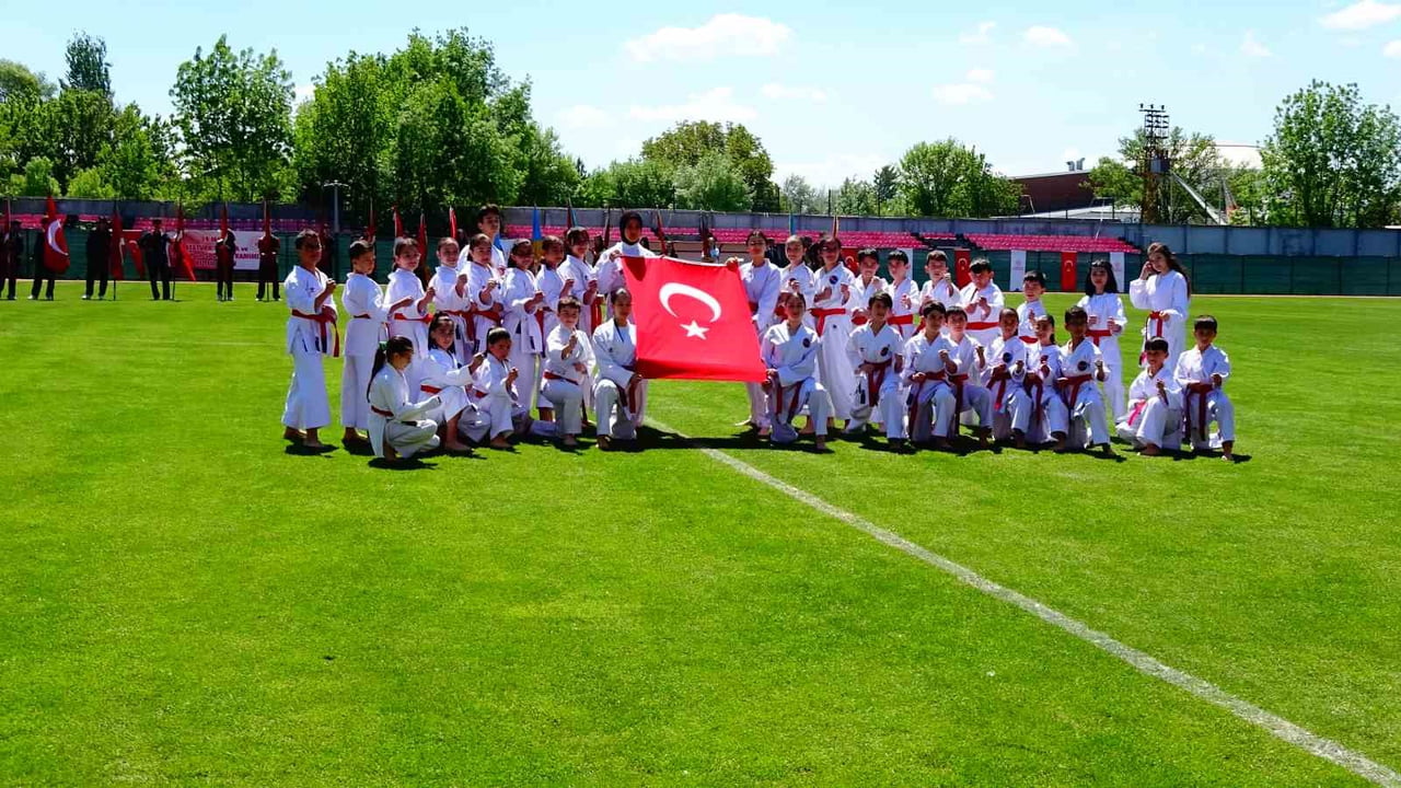 BAYRAM COŞKUSUNUN ZİRVEYE ULAŞTIĞI ADA STADI'NDA, TAVŞANLI BELEDİYESİ KARATE TAKIMI'NIN...