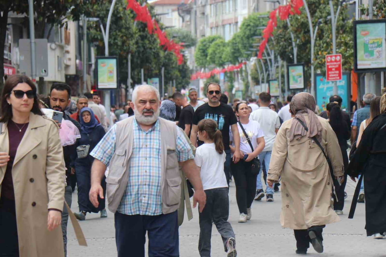 BAYRAM HAZIRLIKLARINI TAMAMLAMAK İSTEYEN VATANDAŞLAR AİLELERİ İLE BİRLİKTE ALIŞVERİŞ YAPMAK İÇİN...