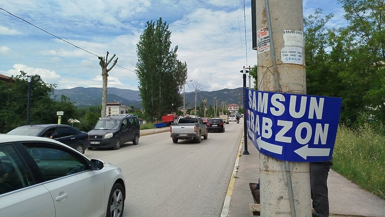 BAYRAM ÖNCESİ ÇORUM'UN OSMANCIK İLÇESİNDE TRAFİK YOĞUNLUĞU ARTMAYA BAŞLADI