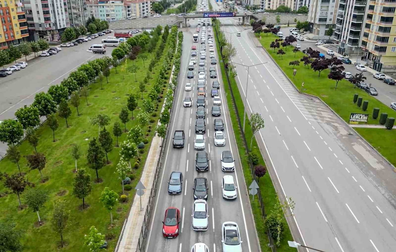 BAYRAM ÖNCESİ TRAFİK AKIŞI HAVADAN DRONLA GÖRÜNTÜLENDİ