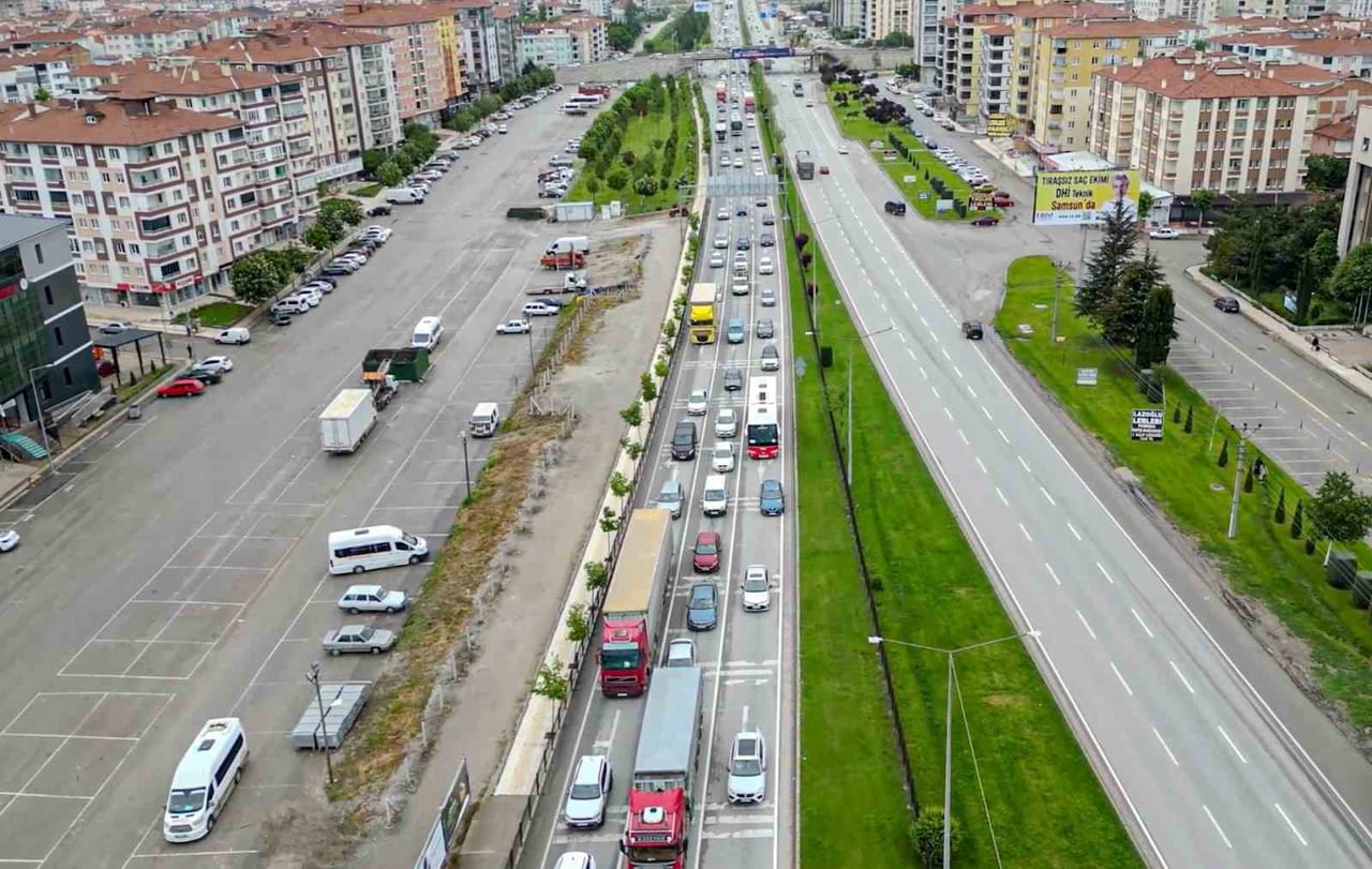 BAYRAM ÖNCESİ TRAFİK AKIŞI HAVADAN DRONLA GÖRÜNTÜLENDİ