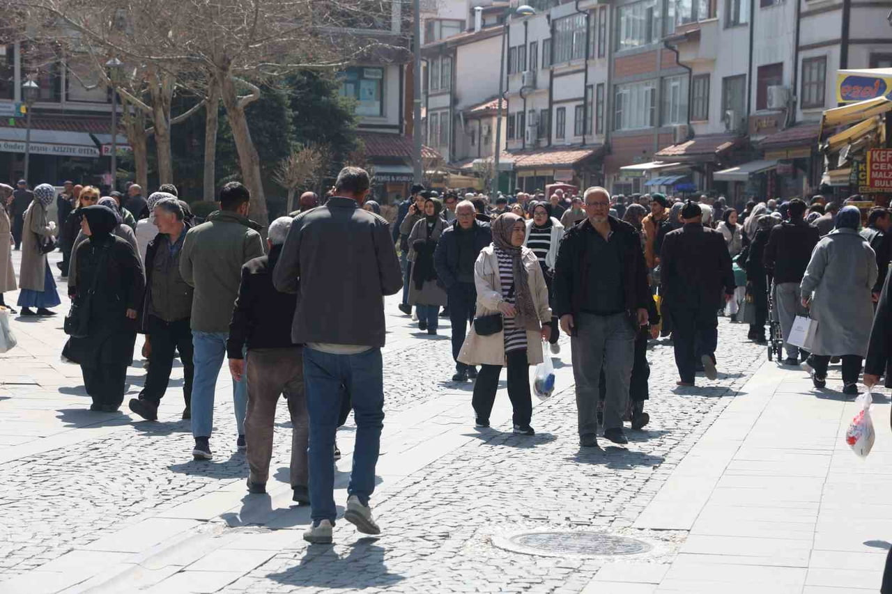 BAYRAM TATİLİ DÖNEMİNDE ÖZELLİKLE YOLCULUK, BESLENME DEĞİŞİKLİKLERİ VE HAREKETSİZLİK NEDENİYLE...