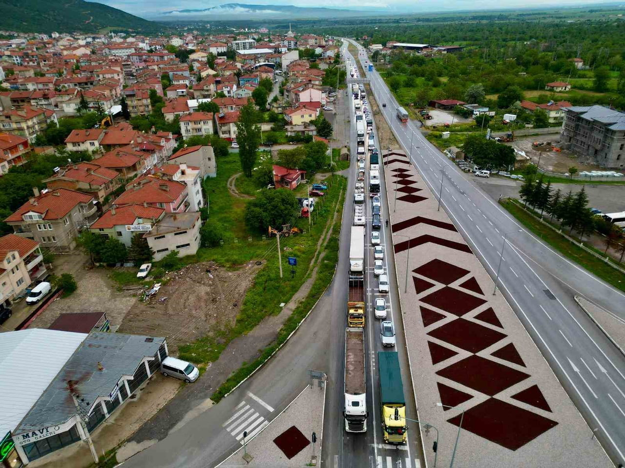 BAYRAM TATİLİNİ FIRSAT BİLEN VATANDAŞLAR AFYONKARAHİSAR’DAKİ KARAYOLLARINDA TRAFİK YOĞUNLUĞUNA...