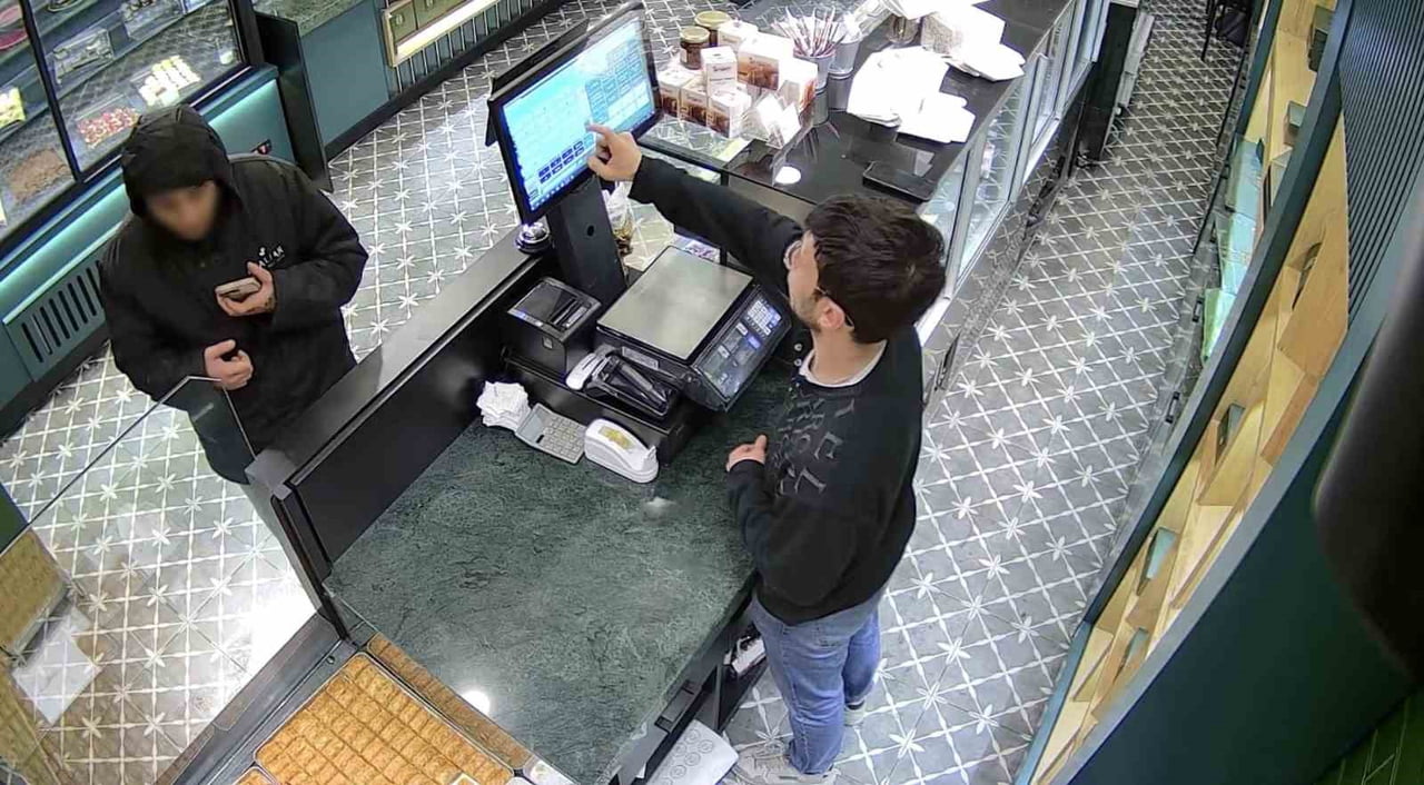 BAYRAMPAŞA'DA İDDİAYA GÖRE BİR PASTANEYE GİREN ŞAHIS, TATLI YEDİKTEN SONRA ÖDEME YAPMAYIP DIŞARI...