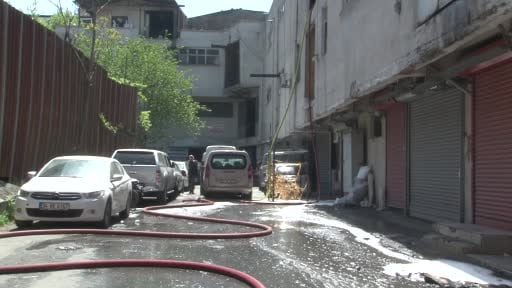 Bayrampaşa’da 2 katlı iş yeri yangında kullanılamaz hale geldi