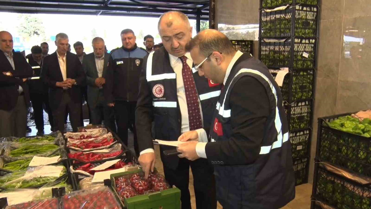 BAYRAMPAŞA SEBZE VE MEYVE HALİ'NDE FAHİŞ FİYAT VE ÜRÜN DENETİMİ YAPILDI