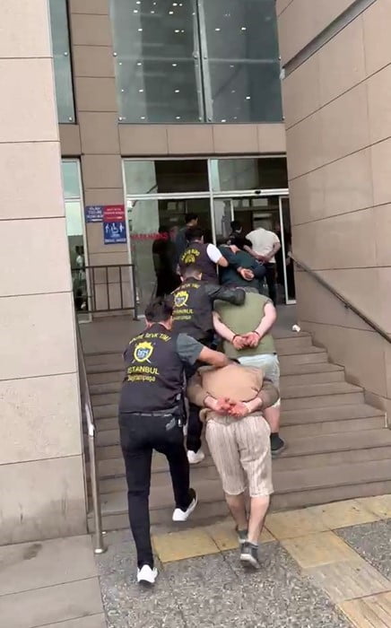 BAYRAMPAŞA SEBZE VE MEYVE HALİ'NDE İKİ GRUP ARASINDA ÇIKAN KAVGAYA MÜDAHALE EDEN POLİS EKİPLERİNE...
