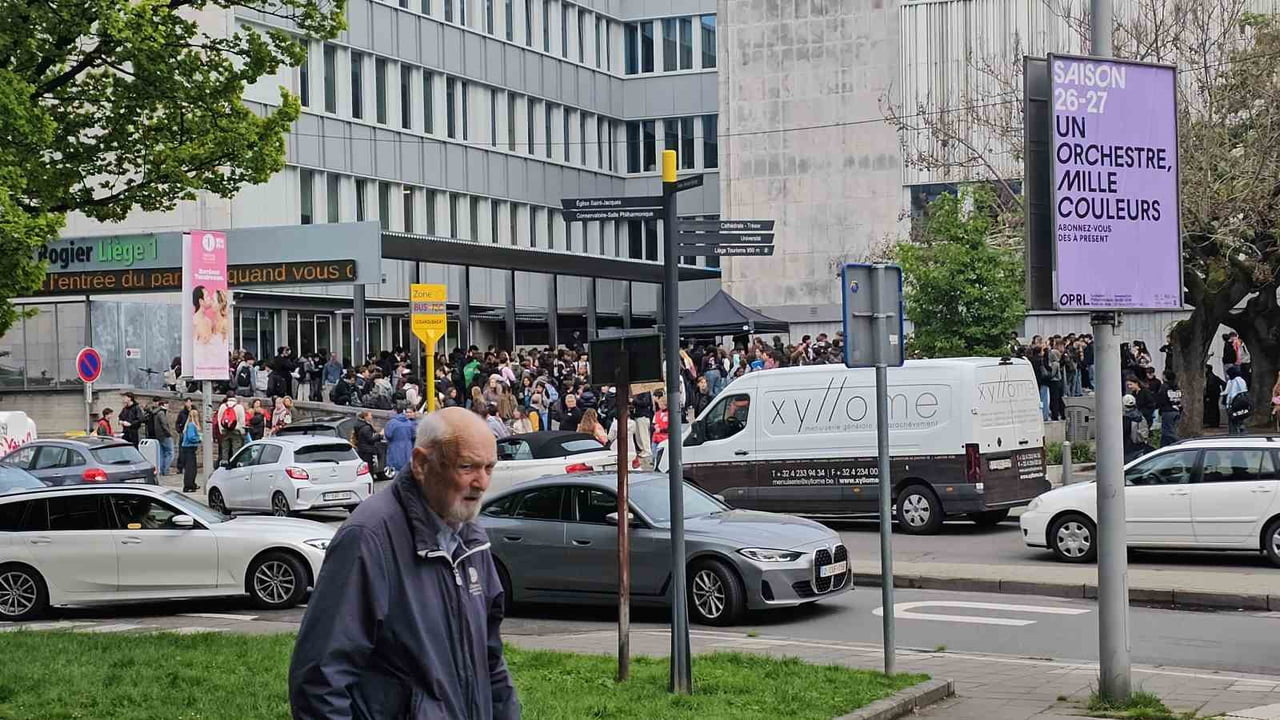 BELÇİKA’DA ÖĞRETMENLER, 27 MAYIS’TA OYLANMASI BEKLENEN YENİ EĞİTİM REFORM PAKETİNİ PROTESTO ETMEK...