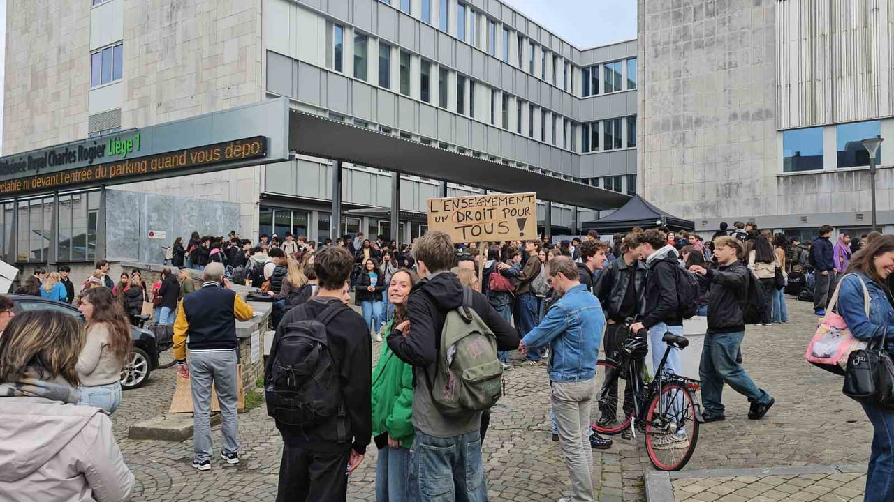 BELÇİKA’DA ÖĞRETMENLER, 27 MAYIS’TA OYLANMASI BEKLENEN YENİ EĞİTİM REFORM PAKETİNİ PROTESTO ETMEK...
