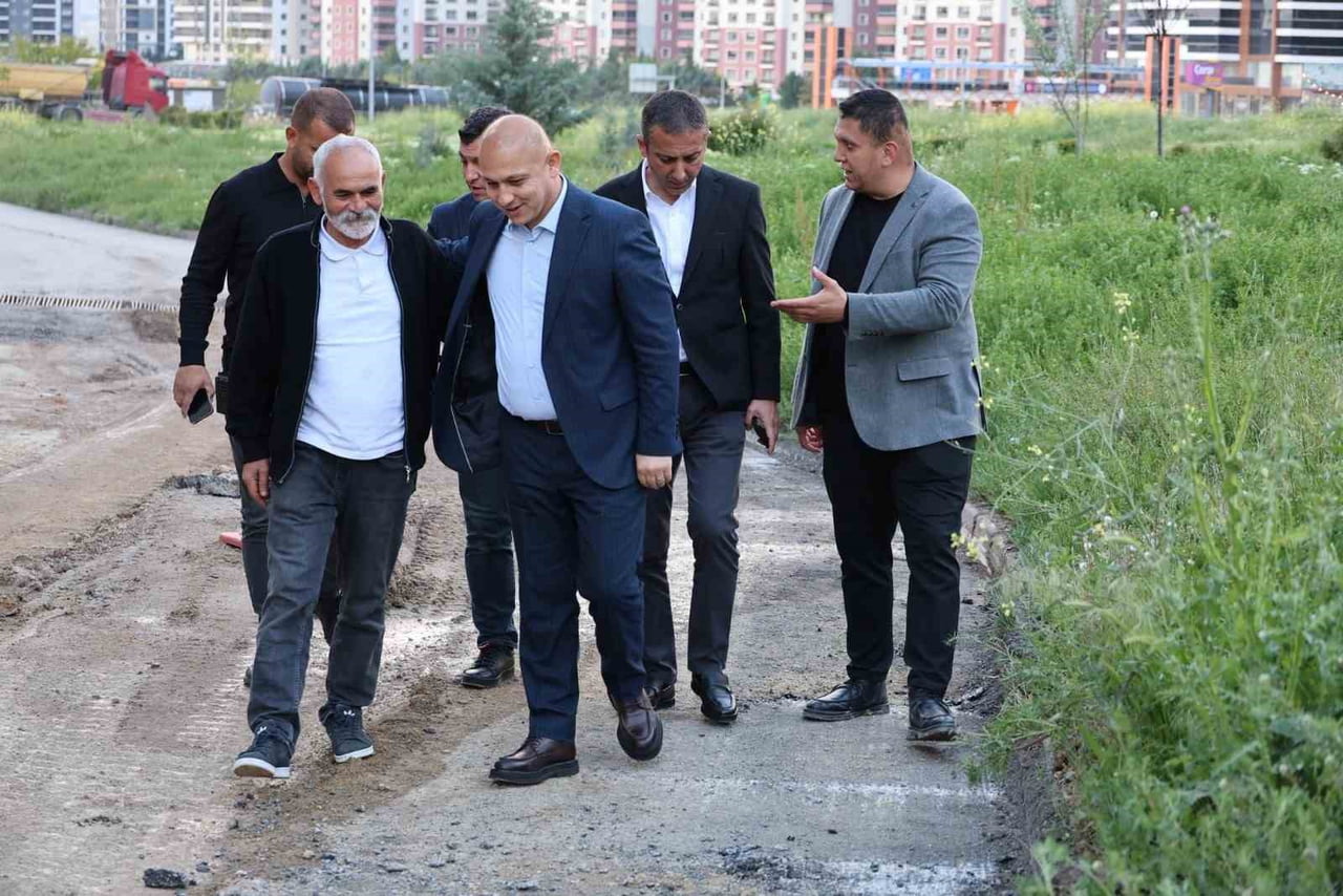 BELEDİYE BAŞKANI AHMET ÖNAL (SOLDAN İKİNCİ) YÜRÜTÜLEN ÇALIŞMALARI YERİNDE İNCELEYEREK EKİPLERDEN...