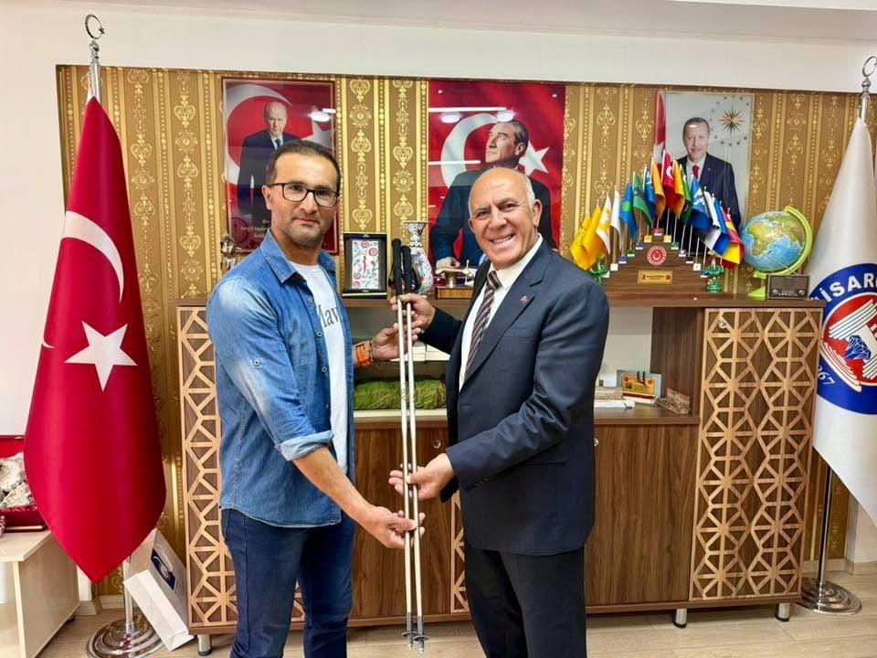 BELEDİYE BAŞKANI DEMİRTAŞ, BAŞARILI SPORCU ZABITA MEMURUNU TEBRİK ETTİ