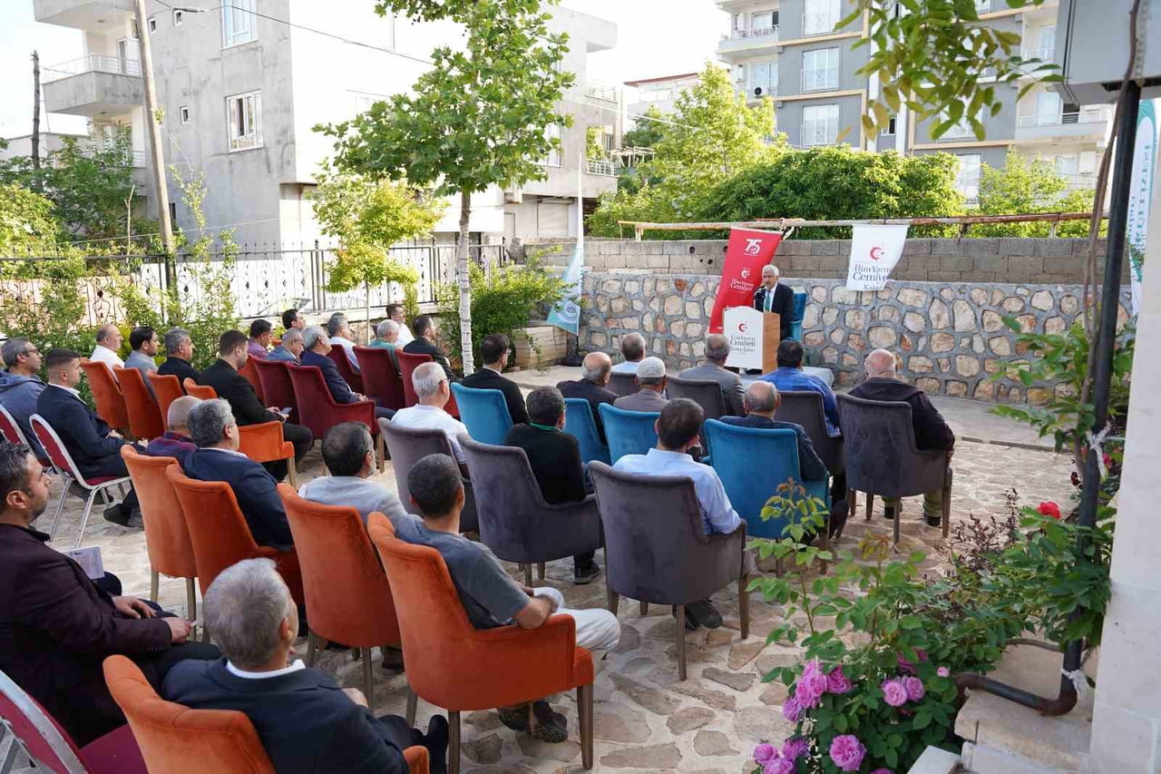 BELEDİYE BAŞKANI HALLAÇ, İLK KİTABI İÇİN İMZA GÜNÜ DÜZENLEDİ