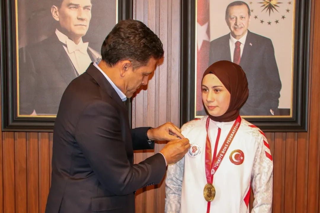 BELEDİYE BAŞKANI MUSTAFA ATLI SPORCUYA HEDİYE TAKDİM ETTİ.