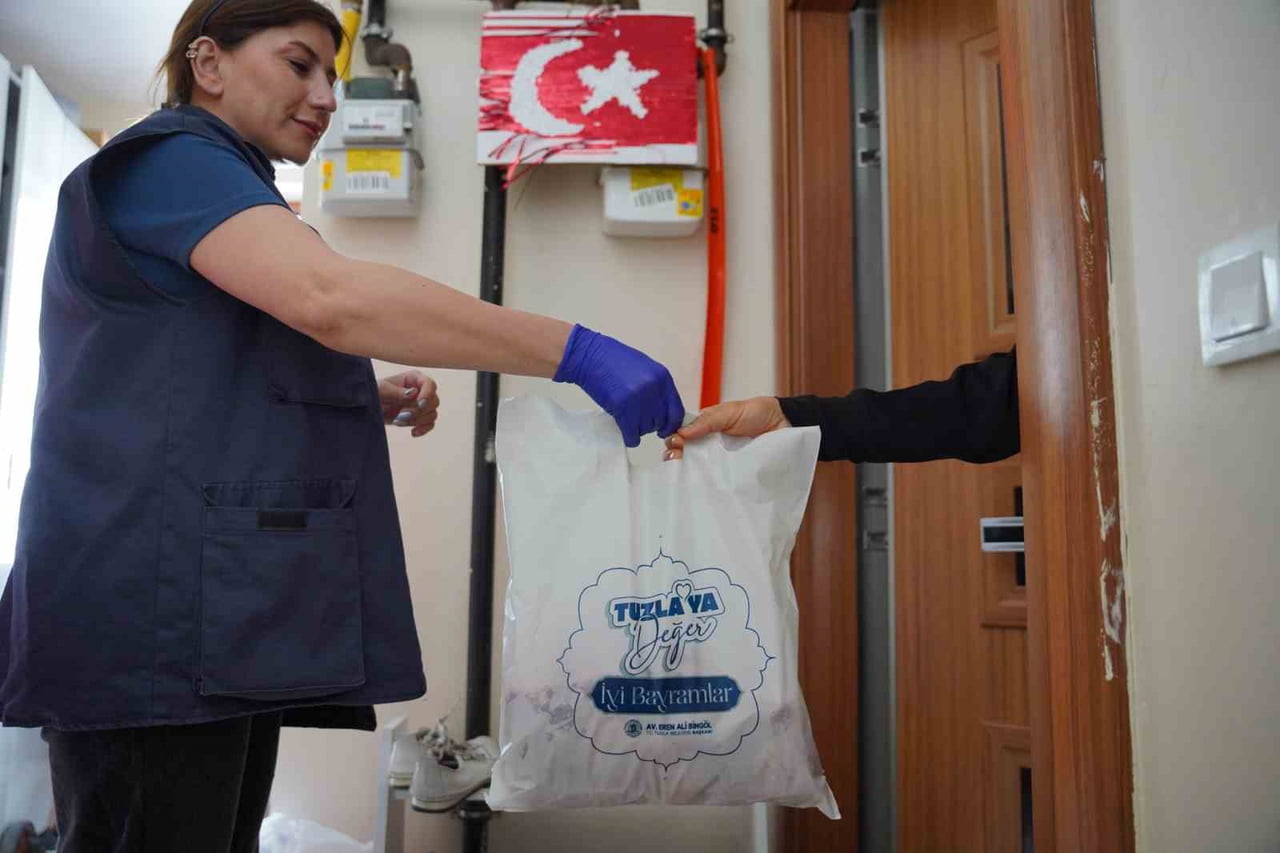 BELEDİYE EKİPLERİ, VATANDAŞLARIN BAĞIŞLADIĞI KURBAN ETLERİNİ ADRESLERİNDEN TESLİM ALARAK AYNI GÜN...
