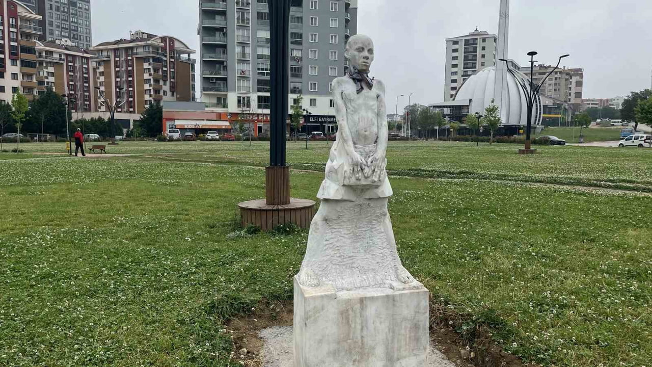 BELEDİYE HEYKELİ KALDIRMA KARARI ALDI