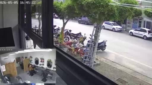 Berberde tıraş olan şahsa satırla saldırmıştı, o anların görüntüsü ortaya çıktı