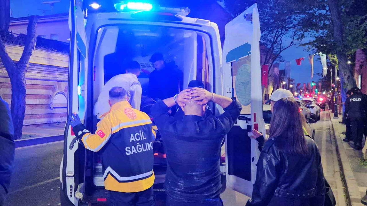 BEŞİKTAŞ'TA İKİ OTOMOBİL KAFA KAFAYA ÇARPIŞTI: 9 YARALI