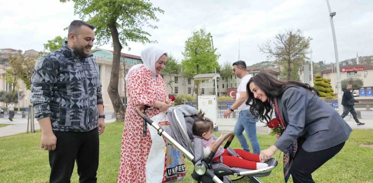 BEYKOZ BELEDİYESİ, ANNELER GÜNÜ KAPSAMINDA İLÇE GENELİNDE DİKKAT ÇEKEN BİR FARKINDALIK ÇALIŞMASI...