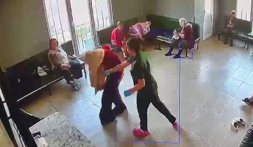 BEYLİKDÜZÜ'NDEKİ BİR YAŞLI BAKIM MERKEZİNDE ORTAYA ÇIKAN GÖRÜNTÜLERDE HASTALARA ŞİDDET UYGULANDIĞI...