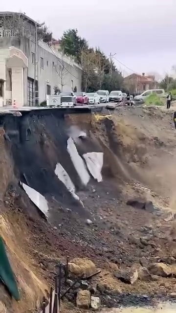 BEYLİKDÜZÜ İLÇESİNDE İNŞAAT ÇALIŞMASI SIRASINDA ALTI BOŞALAN ASFALT YOLDA YAŞANAN KAYMA, CEP...