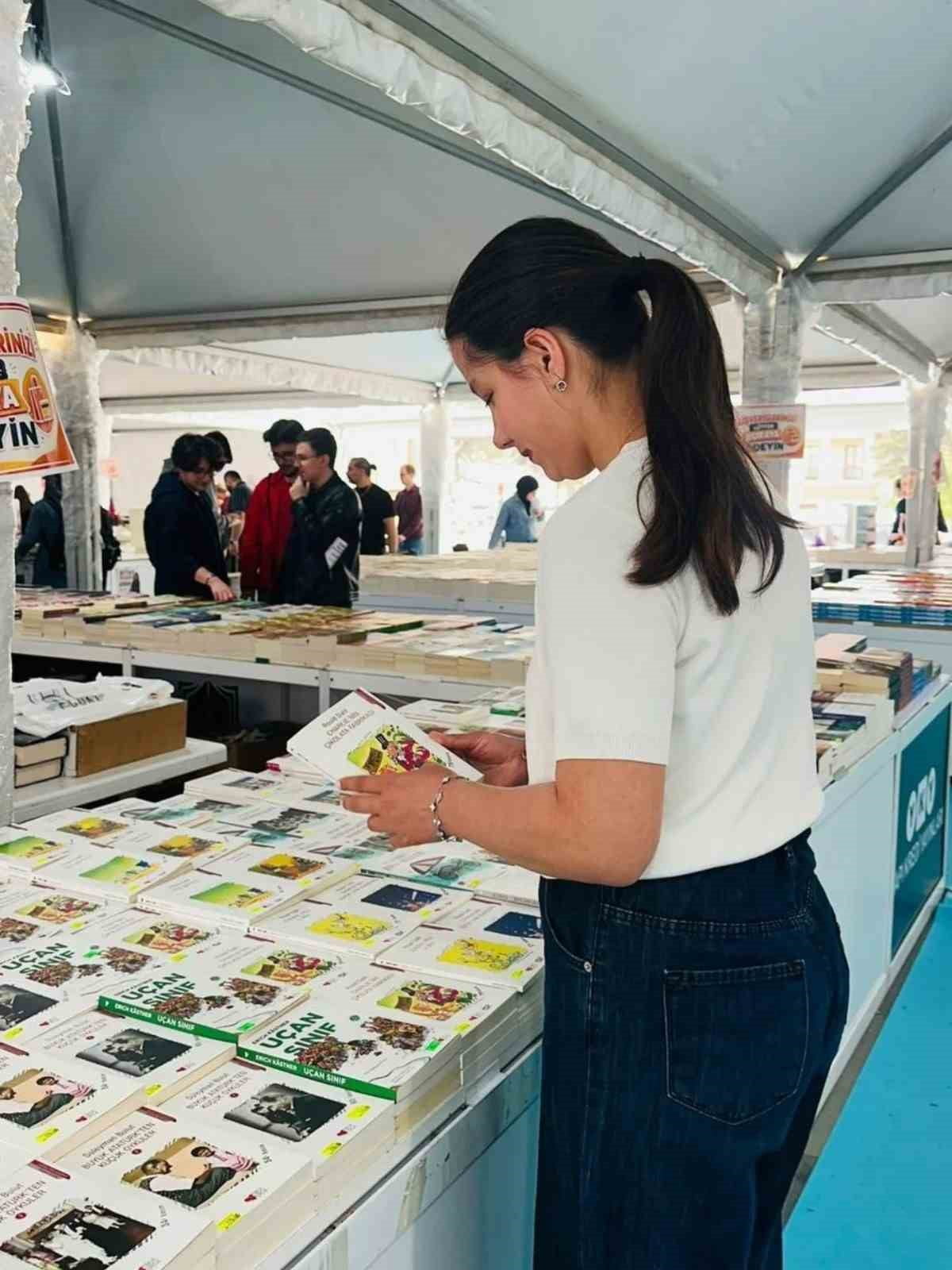 BİLECİK'İN BOZÜYÜK İLÇESİNDE KORUMA VE BAKIM ALTINDAKİ ÇOCUKLAR, DÜZENLENEN KİTAP FUARI...