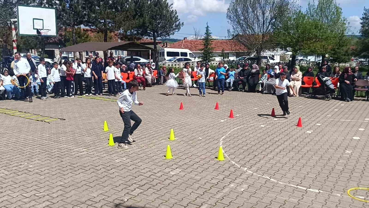 BİLECİK'İN KINIK KÖYÜ İLKOKULU'NDA GENÇLİK HAFTASI İLE HAVA ŞARTLARI NEDENİYLE ERTELENEN 23 NİSAN...