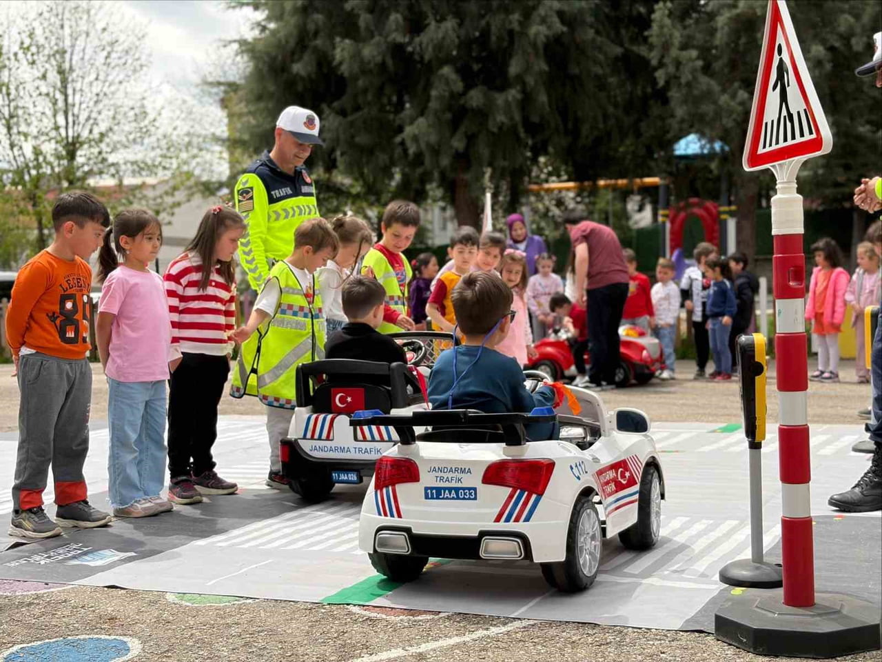 BİLECİK'İN PAZARYERİ İLÇESİNDE JANDARMA EKİPLERİ TARAFINDAN ÖĞRENCİLERE YÖNELİK TRAFİK EĞİTİMİ...