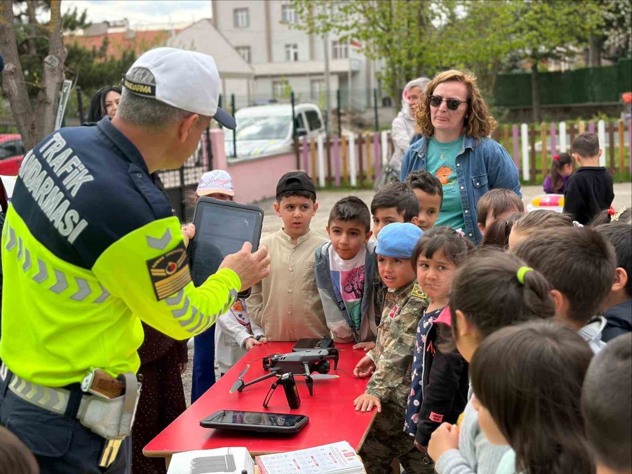 BİLECİK'İN PAZARYERİ İLÇESİNDE JANDARMA EKİPLERİ TARAFINDAN ÖĞRENCİLERE YÖNELİK TRAFİK EĞİTİMİ...