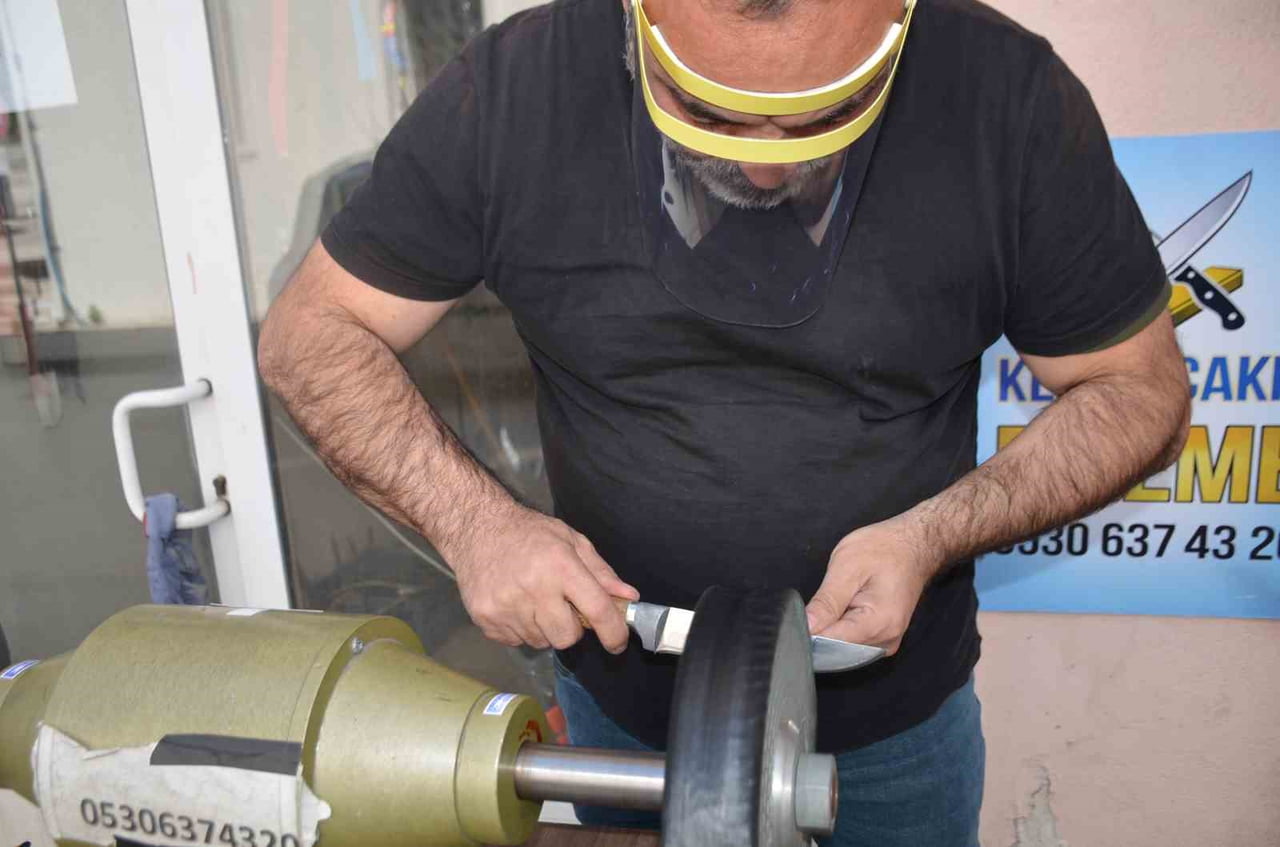 BİLECİK'TE 15 YILLIK BIÇAKÇI KENAN ÇAKIR ARİFE GÜNÜNDE MÜŞTERİLERİN TALEPLERİNE YETİŞMEYE...