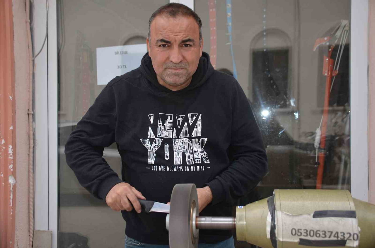 BİLECİK'TE 15 YILLIK BIÇAKÇI KENAN ÇAKIR ARİFE GÜNÜNDE MÜŞTERİLERİN TALEPLERİNE YETİŞMEYE...