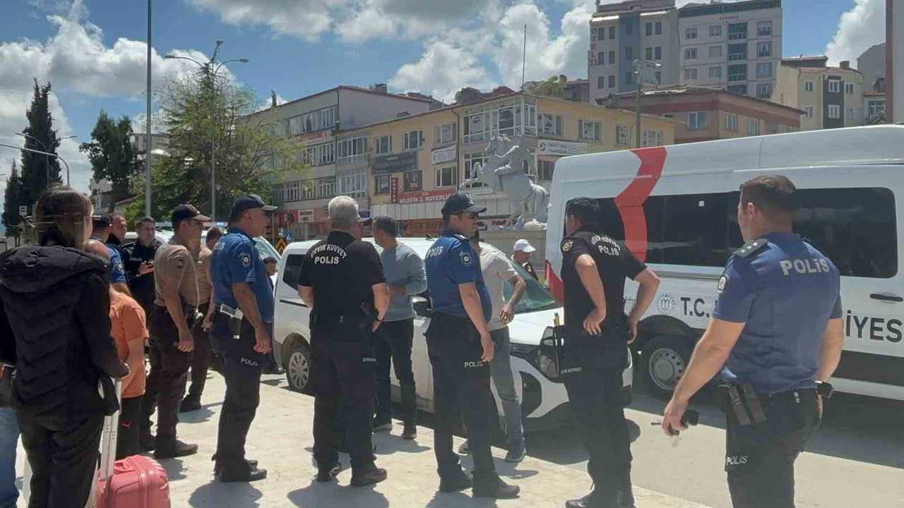 BİLECİK'TE BOŞANMA AŞAMASI KARISIYLA ÇARŞIDA KARŞILANA ŞAHIS BİR SÜRE EİŞİYLE TARTIŞTIKTAN SONRA...