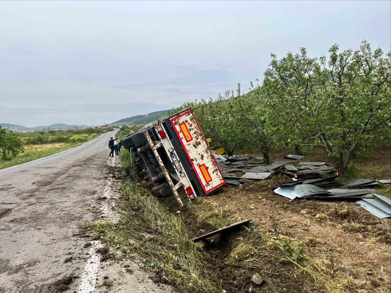 BİLECİK'TE KONTROLDEN ÇIKAN TIR DEVRİLDİ