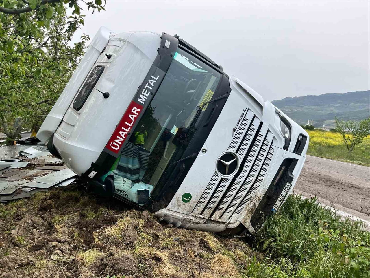 BİLECİK'TE KONTROLDEN ÇIKAN TIR DEVRİLDİ