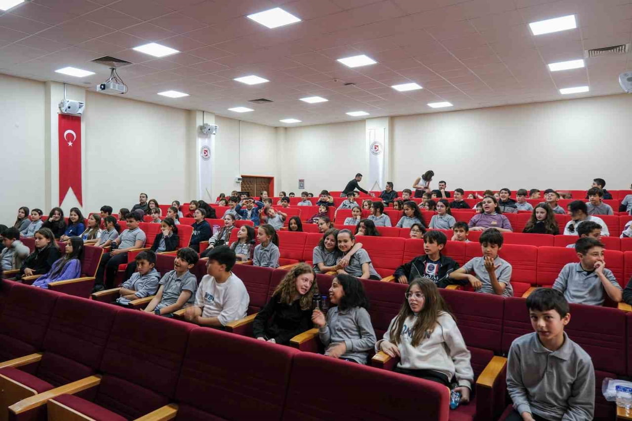BİLECİK ŞEYH EDEBALİ ÜNİVERSİTE'SİNDE (BŞEÜ) GERİ DÖNÜŞÜM MALZEMELERİ SANATA...