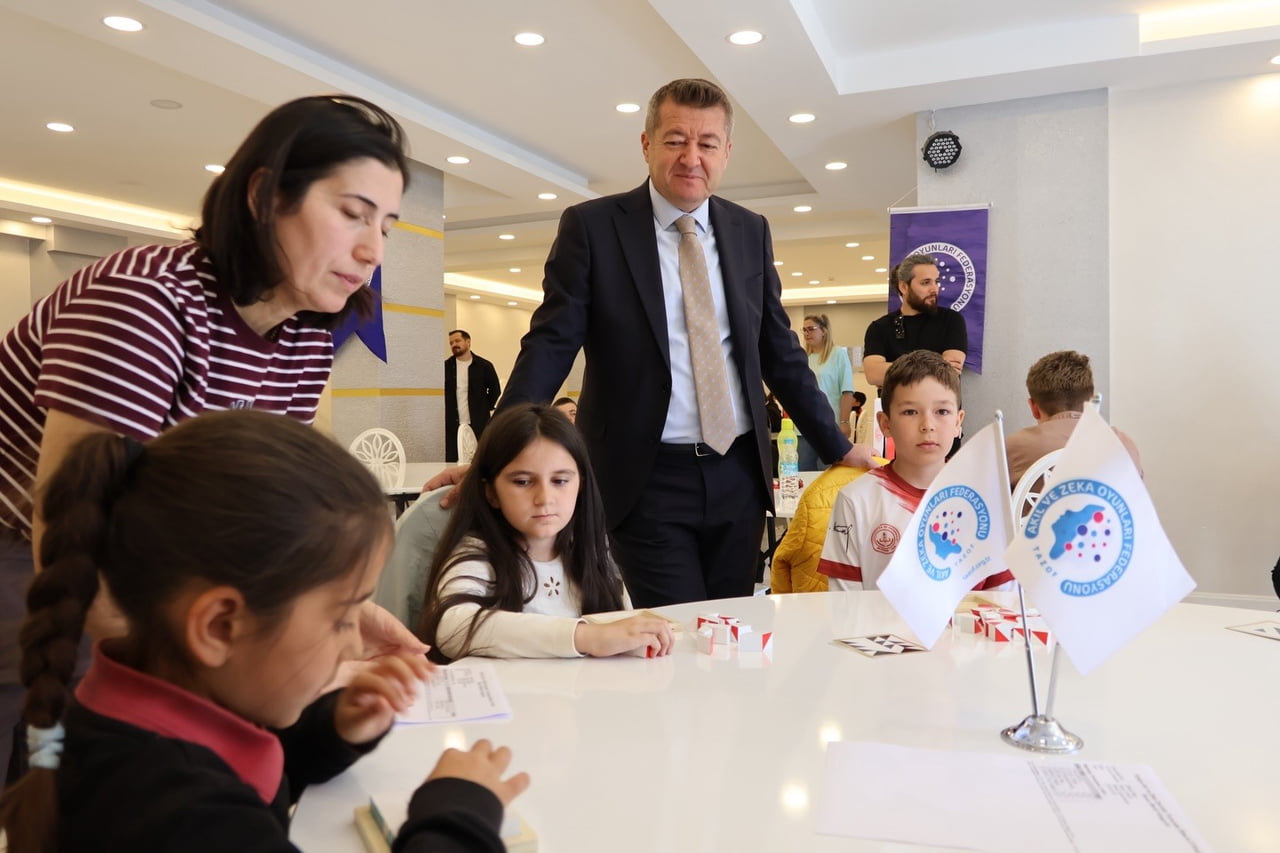BİLECİK’TE 60 ÖĞRENCİ ZEKÂ OYUNLARINDA KIYASIYA YARIŞTI