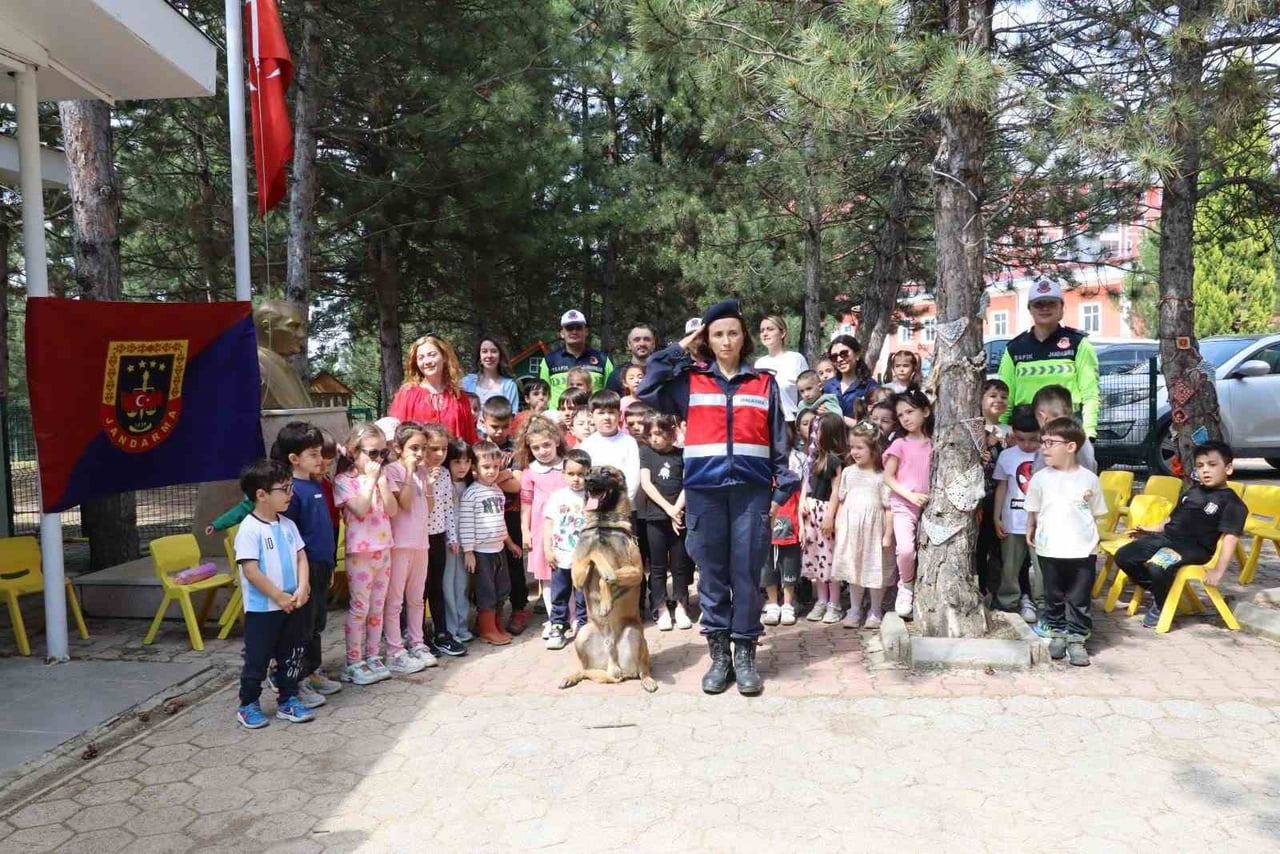 BİLECİK’TE 60 ÖĞRENCİYE JANDARMADAN GÜVENLİK EĞİTİMİ
