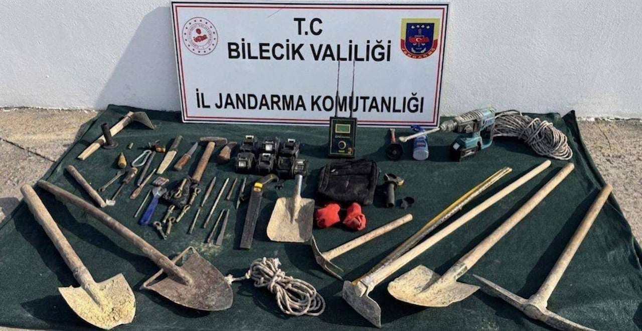 BİLECİK’TE DEFİNE ARAYAN 5 KİŞİ SUÇÜSTÜ YAKALANDI