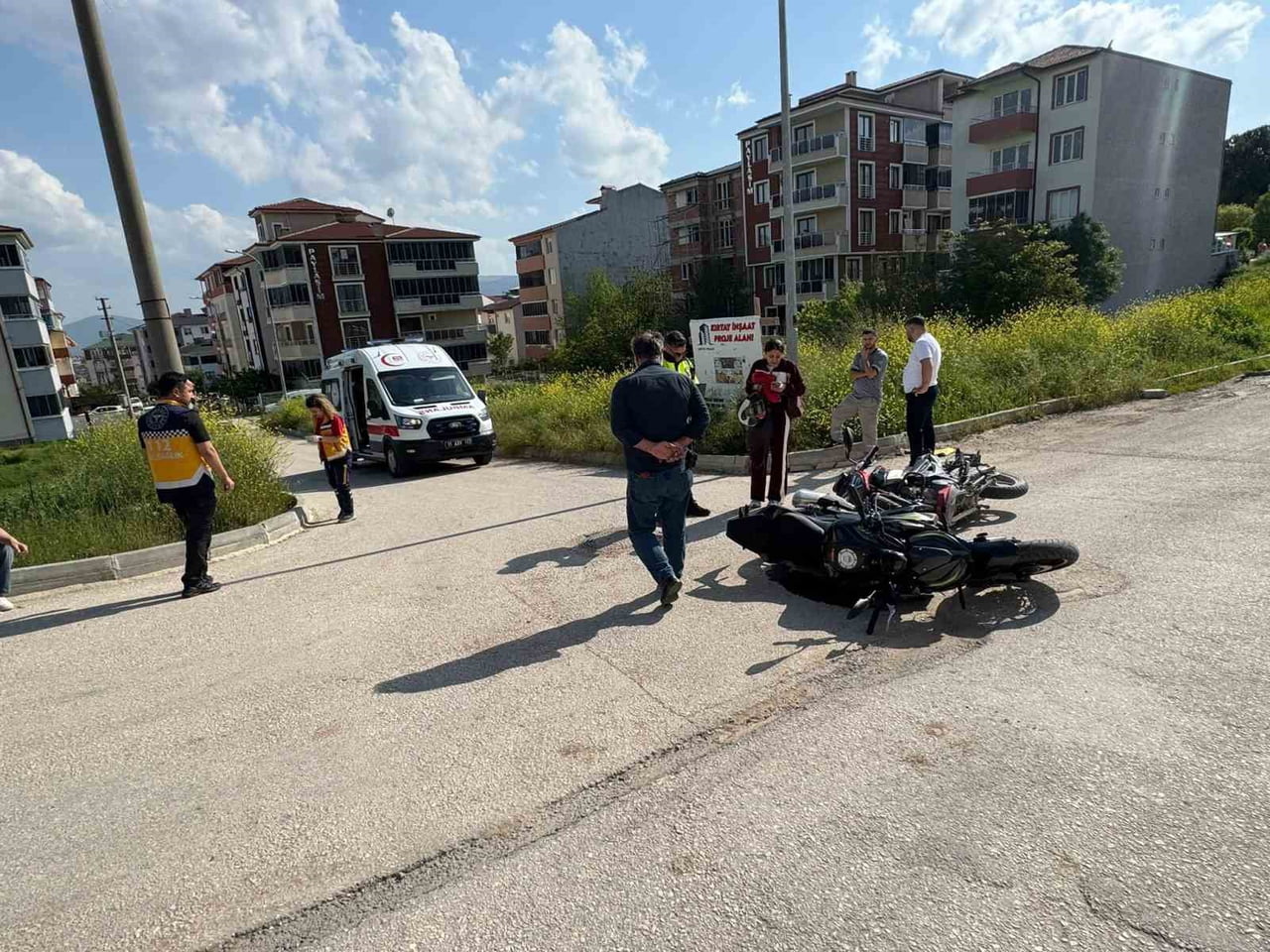 BİLECİK’TE İKİ MOTOSİKLET ÇARPIŞTI: 2 YARALI