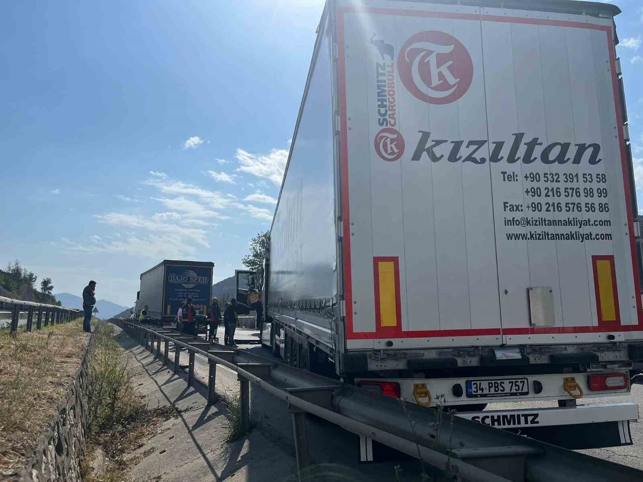 BİLECİK’TE İKİ TIR ÇARPIŞTI: 1 YARALI