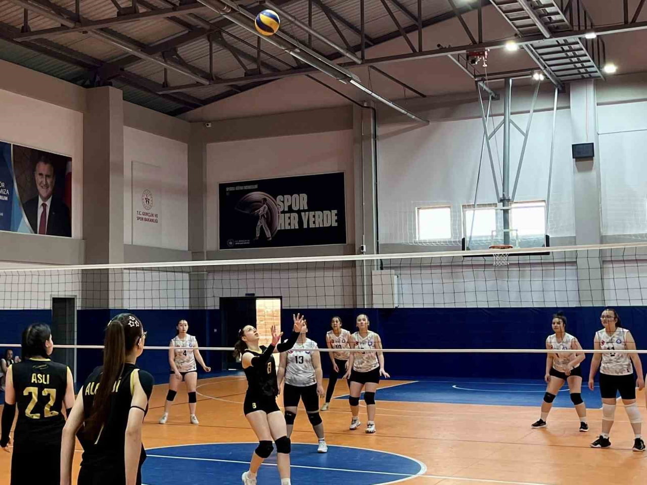 BİLECİK’TE LİSELER ARASI VOLEYBOL MÜSABAKASI NEFES KESTİ