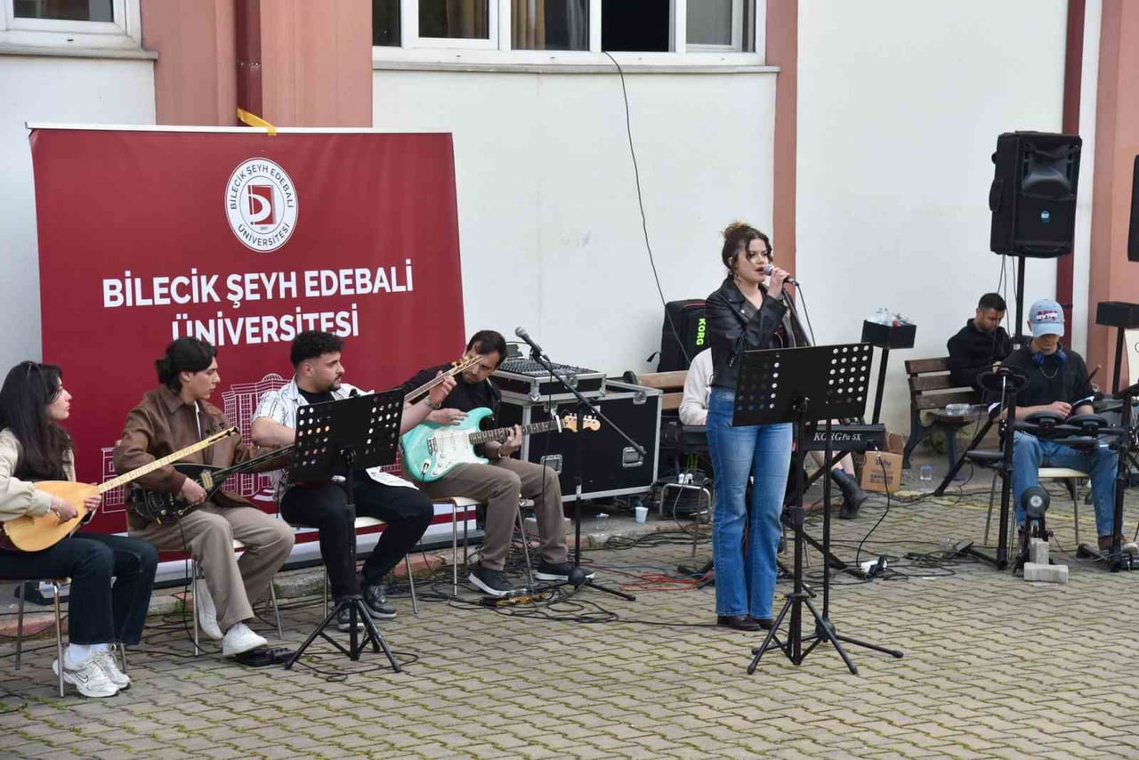 BİLECİK’TE ÖĞRENCİLER KAMPÜS KONSERİYLE UNUTULMAZ ANLAR YAŞADI
