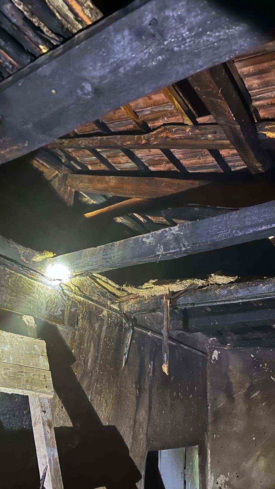 BİLECİK’TE SOBANIN ALEV ALMASI SONUCU EVİN ÇATI KISMI YANDI