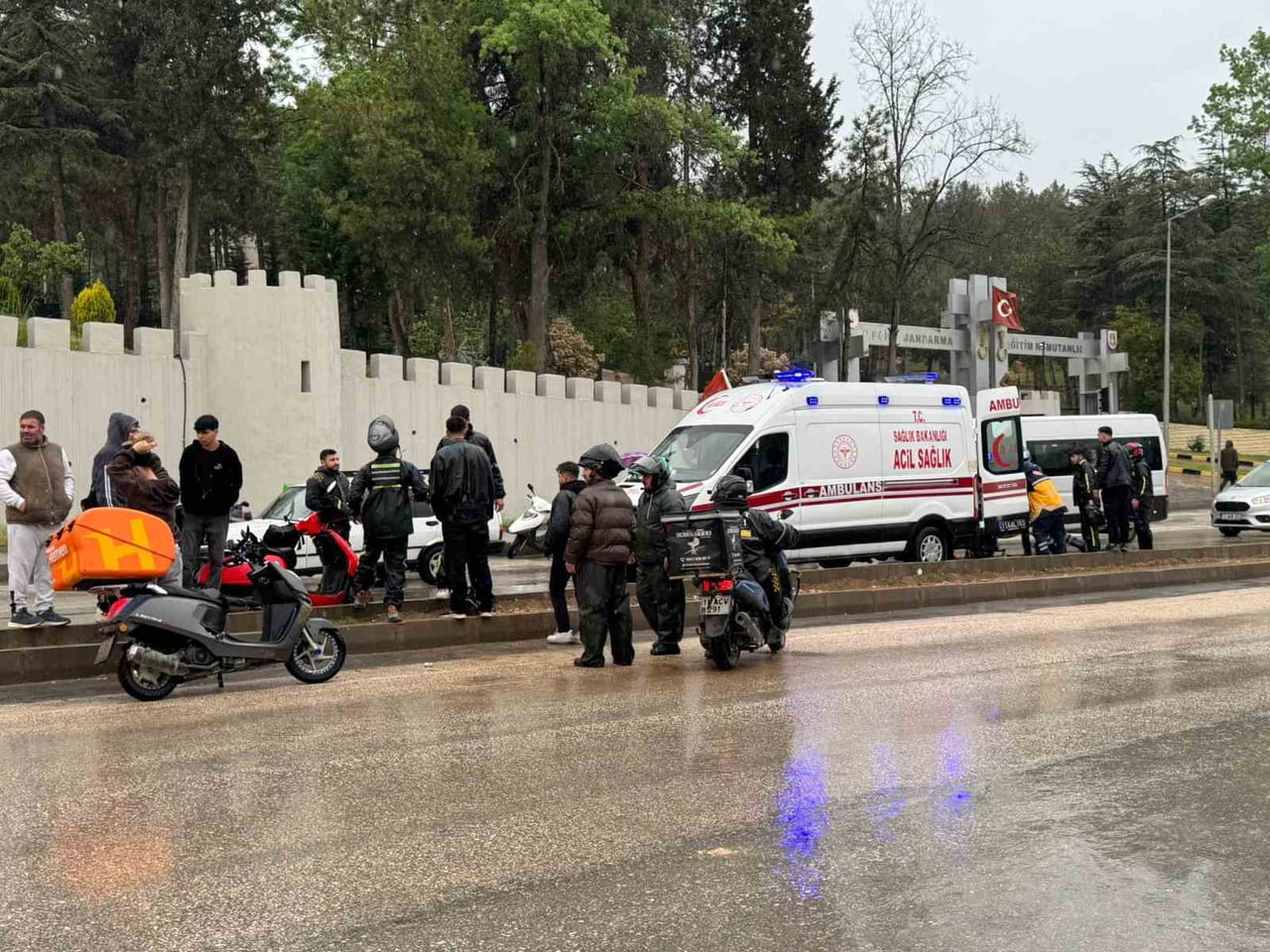 BİLECİK’TE TİCARİ ARAÇ İLE MOTOSİKLET ÇARPIŞTI; 1 YARALI