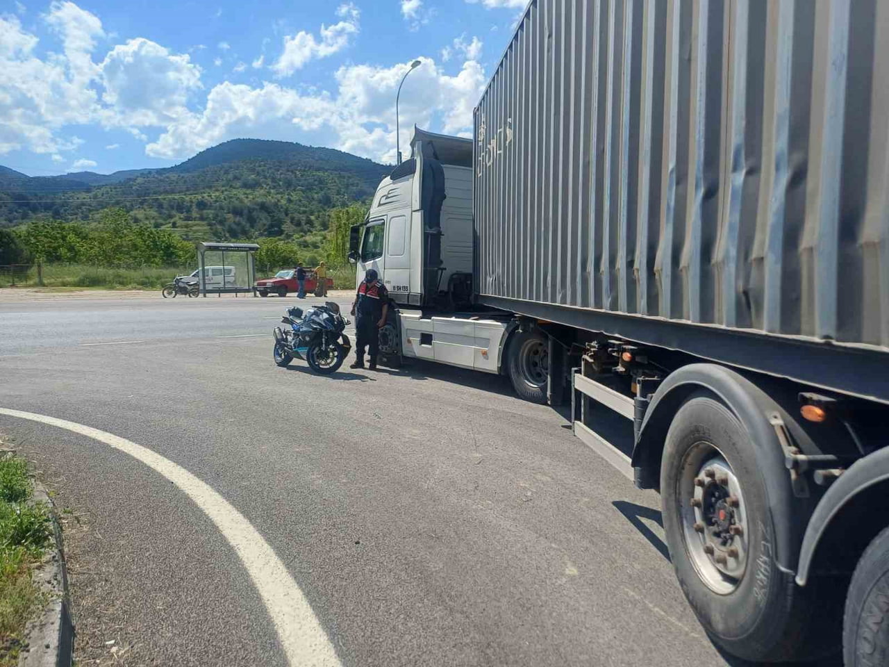 BİLECİK’TE TIR İLE MOTOSİKLET ÇARPIŞTI, 1 KİŞİ YARALANDI