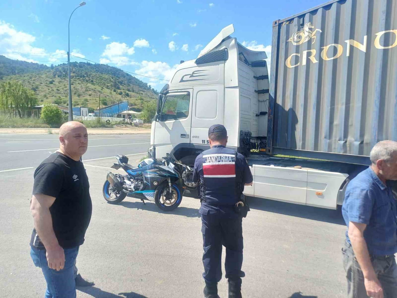 BİLECİK’TE TIR İLE MOTOSİKLET ÇARPIŞTI, 1 KİŞİ YARALANDI