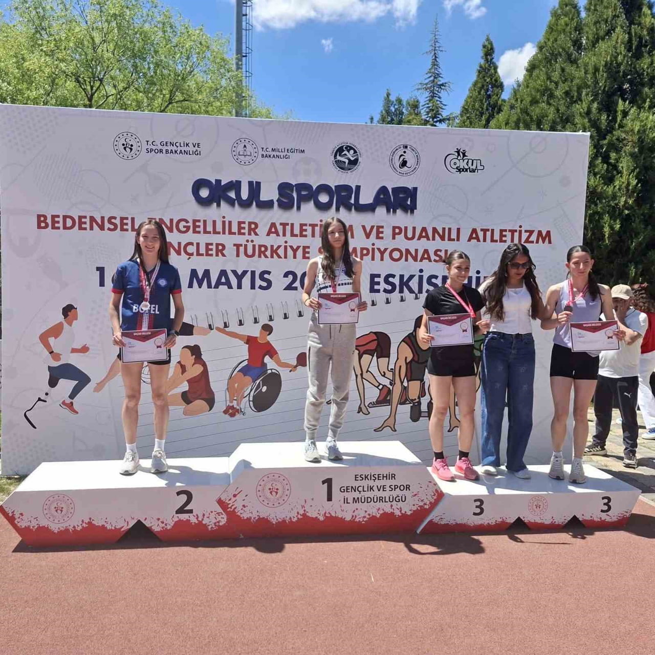 BİLECİKLİ ATLETİZM SPORCUSU ECEM UYGUN, TÜRKİYE ŞAMPİYONASI'NDA ÇİFTE DERECE ELDE ETTİ.